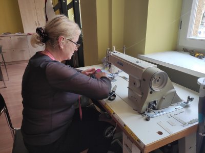 Pracownicy WCK szyją maseczki